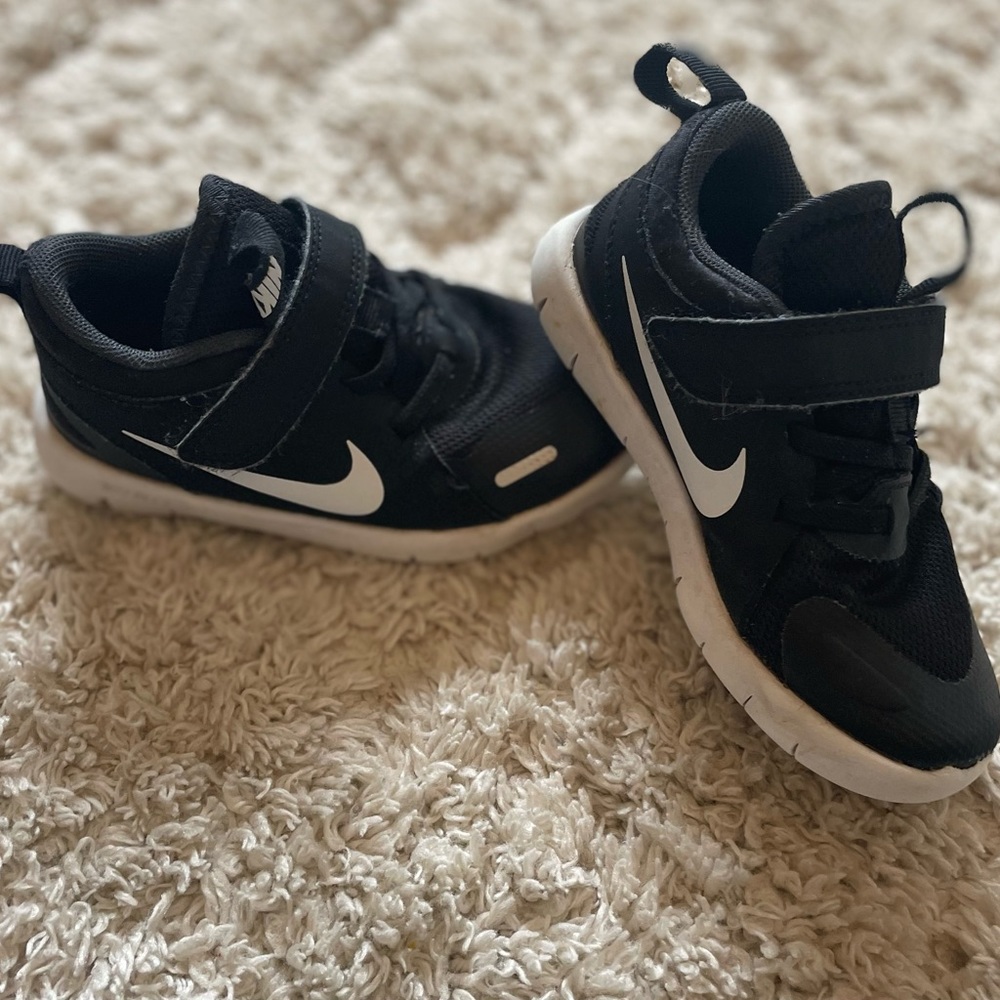 Nike•Flex•Black & White•Size 9C• Tennis shoes